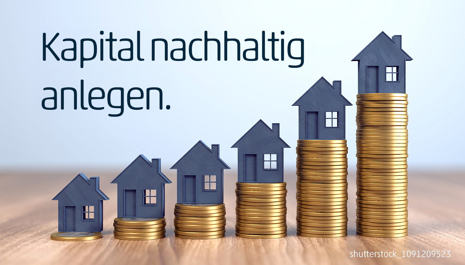 kapital_nachhaltig_anlegen_startseite Gestapelte Münzen mit wachsenden Hausmodellen symbolisieren nachhaltige Kapitalanlage.